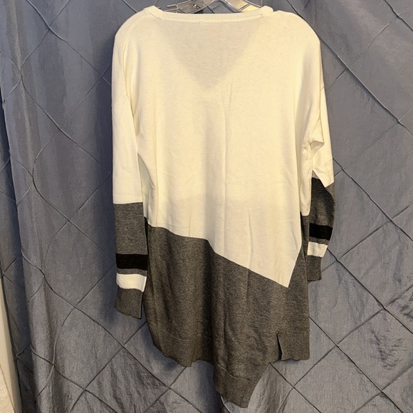 Vince Camuto Colorblock V-Neck Asymmetrical-Hem Sweater, Antique White, M - Picture 6 of 6
